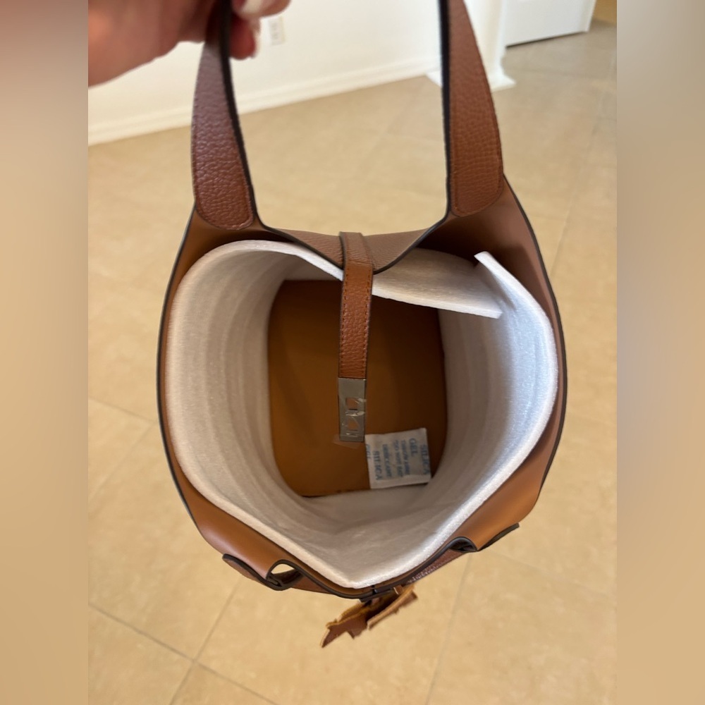Elegant Brown Leather Tote Bag - Picture 2 of 6